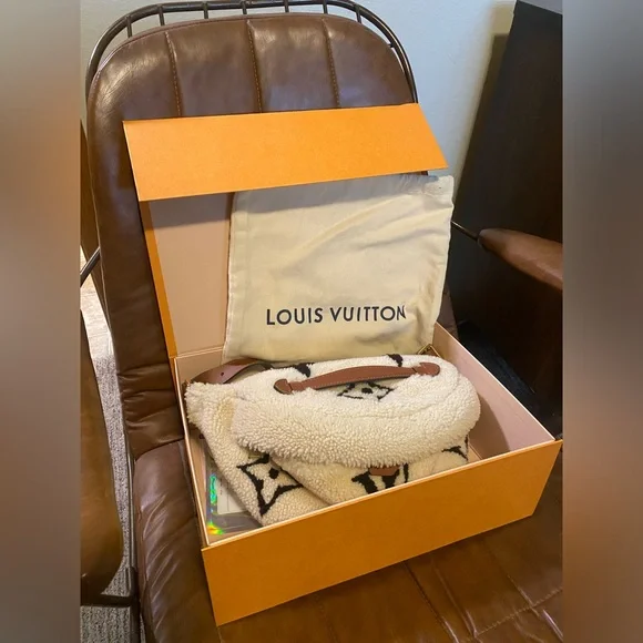 Louis Vuitton 2019 Monogram Giant Teddy Fleece Bumbag - Picture 14 of 16